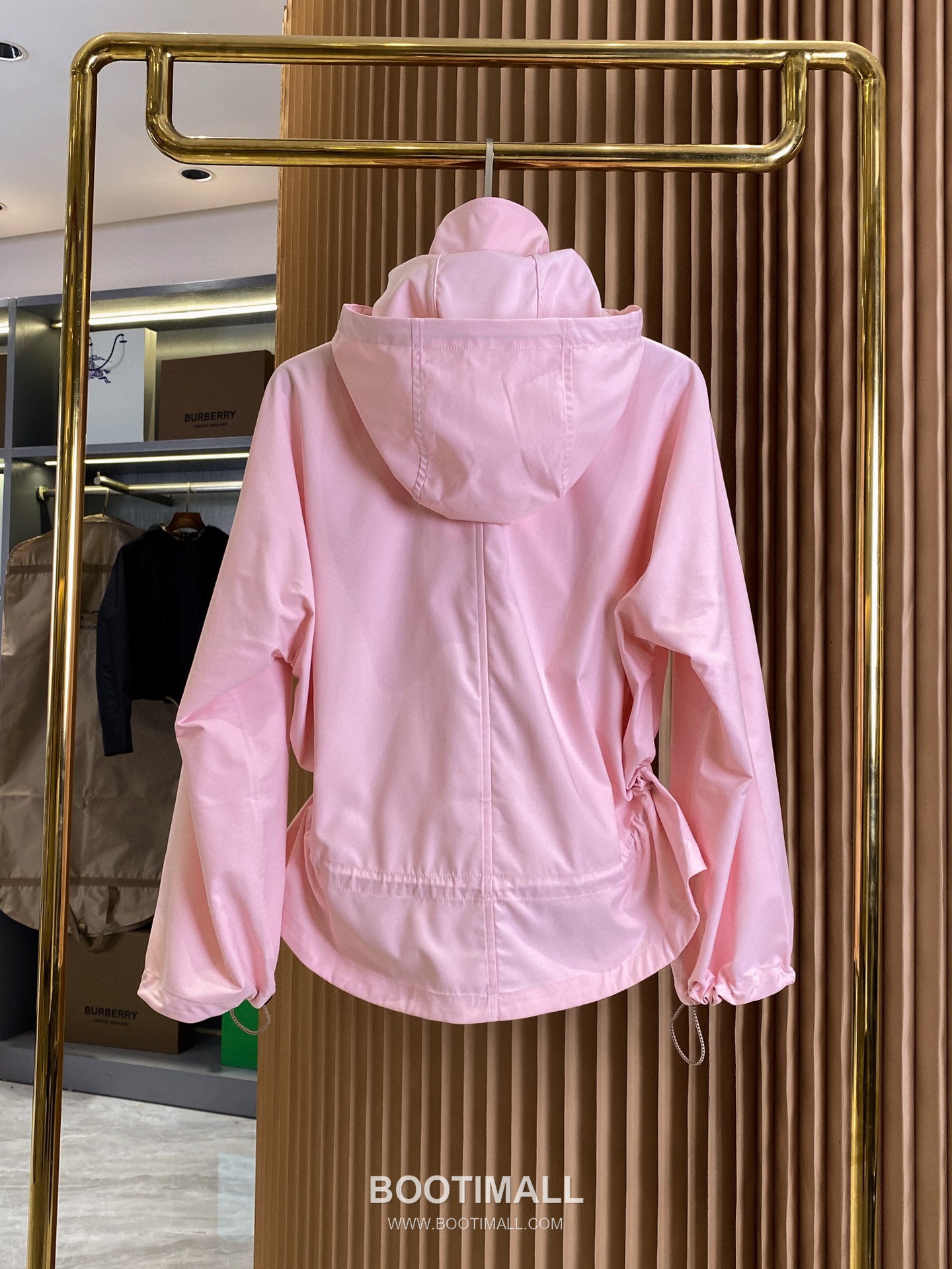 Burberry SS26 Lightweight Gabardine Hooded Trench Coat 버버리 SS26 라이트웨이트 개버딘 후드 트렌치 코트 17