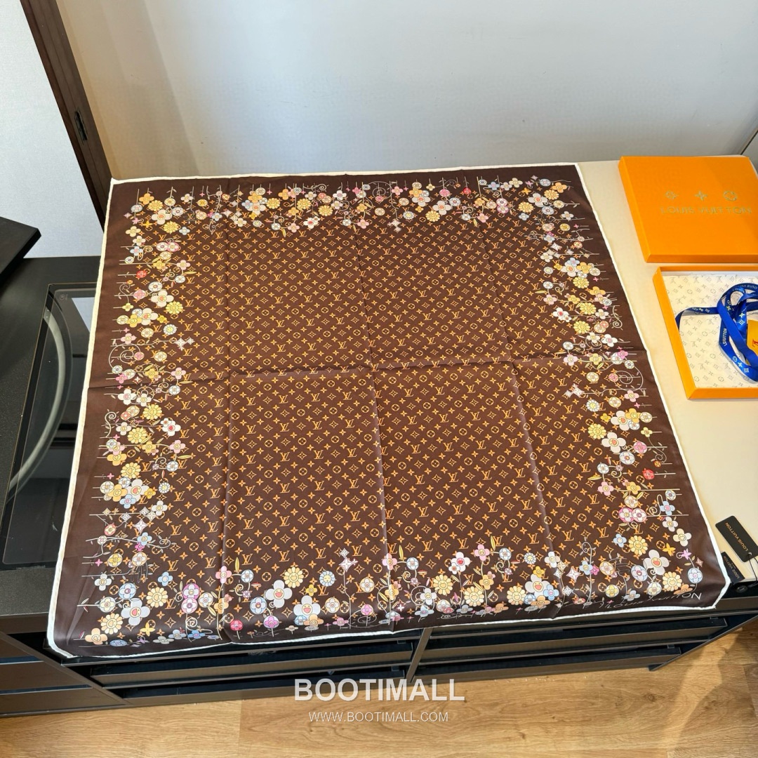 Louis Vuitton x Takashi Murakami Monogram Superflat Flowers Silk Square Scarf 100% Mulberry Silk Print Scarf 루이비통 x 무라카미 타카시 모노그램 슈퍼플랫 플라워 실크 스퀘어 스카프 90cm 1