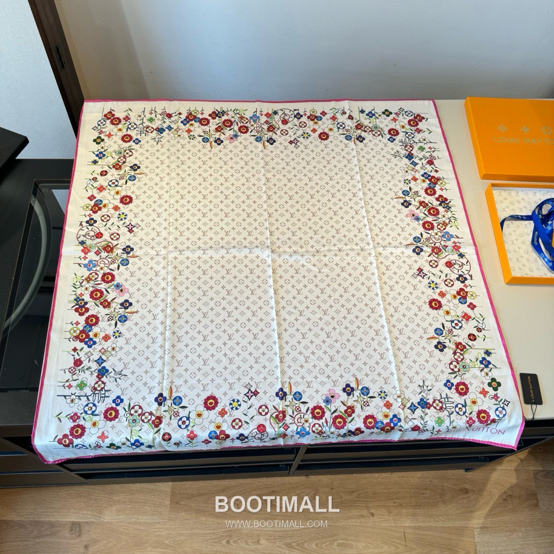 Louis Vuitton x Takashi Murakami Monogram Superflat Flowers Silk Square Scarf 100% Mulberry Silk Print Scarf 루이비통 x 무라카미 타카시 모노그램 슈퍼플랫 플라워 실크 스퀘어 스카프 90cm 1