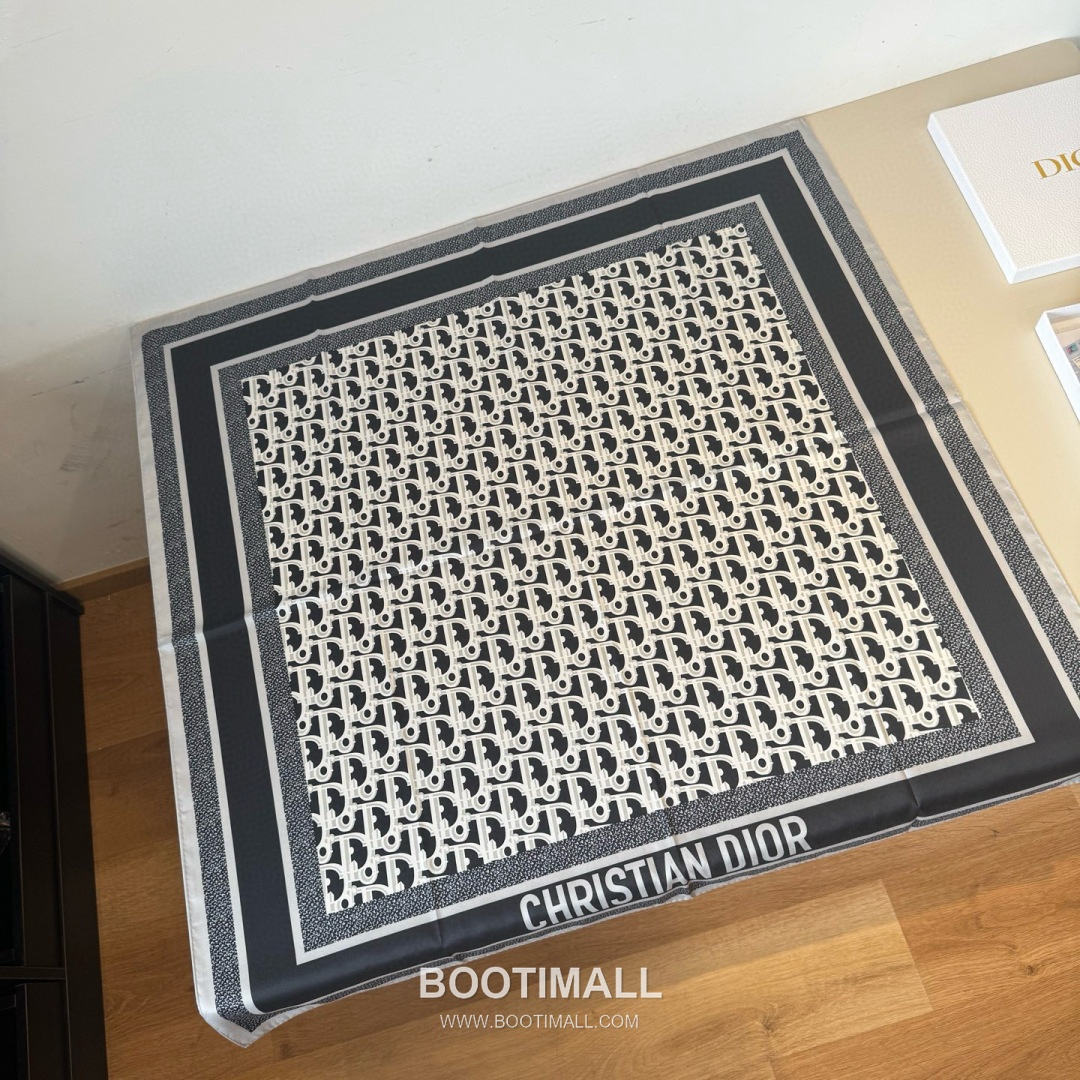 Dior Diortwin Oblique Silk Twill Square Scarf with Logo Jacquard Print 디올 디올트윈 오블리크 실크 트윌 스퀘어 스카프 로고 자카드 90cm 1