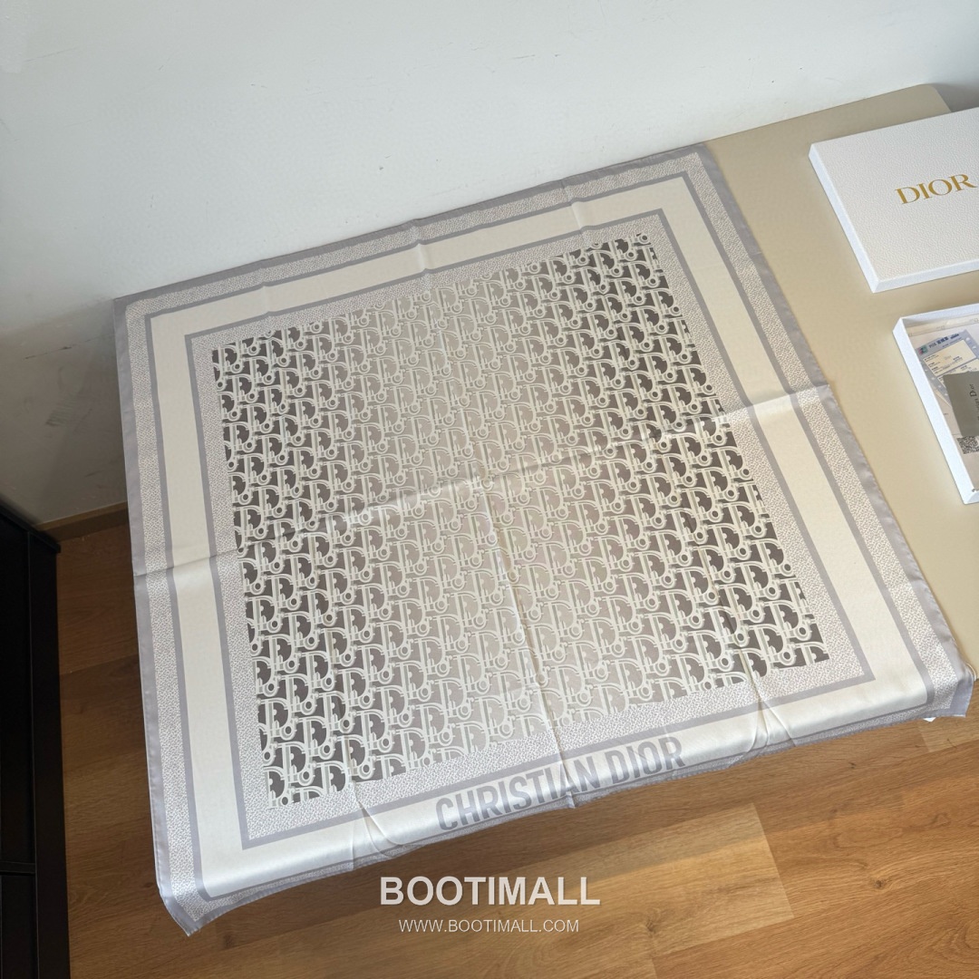 Dior Diortwin Oblique Silk Twill Square Scarf with Logo Jacquard Print 디올 디올트윈 오블리크 실크 트윌 스퀘어 스카프 로고 자카드 90cm 1