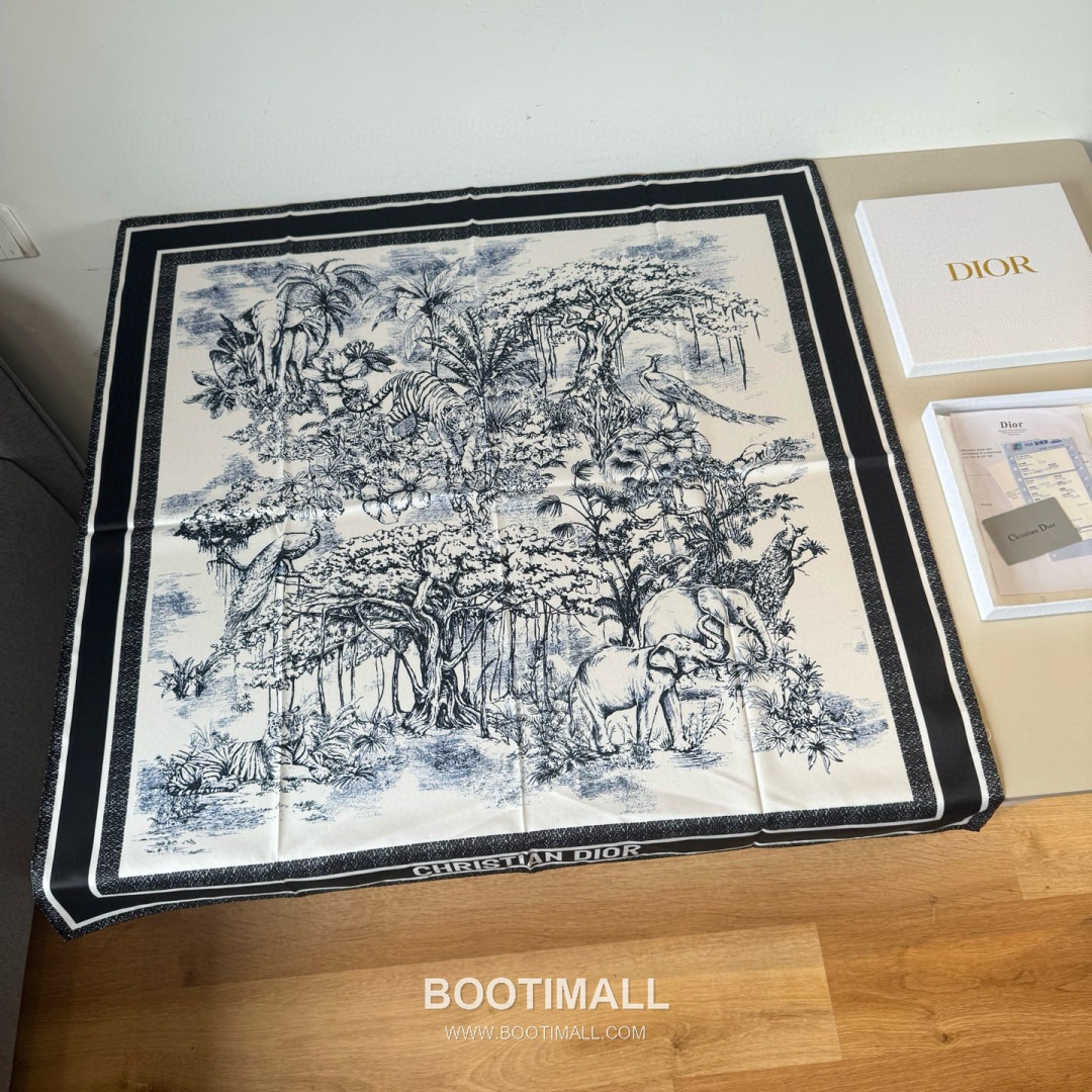 Dior Diortwin Oblique Silk Twill Square Scarf with Logo Jacquard Print 디올 디올트윈 오블리크 실크 트윌 스퀘어 스카프 로고 자카드 90cm 1