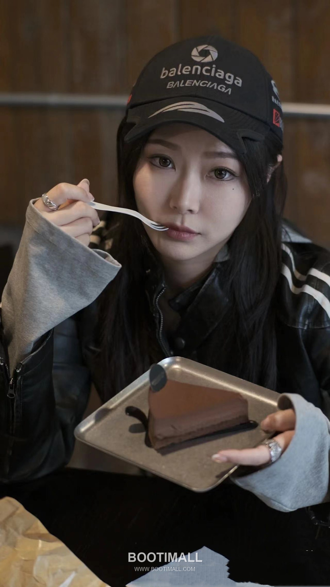 Balenciaga Embroidered Logo Cotton Baseball Cap 발렌시아가 자수 로고 코튼 베이스볼 캡 56cm 1