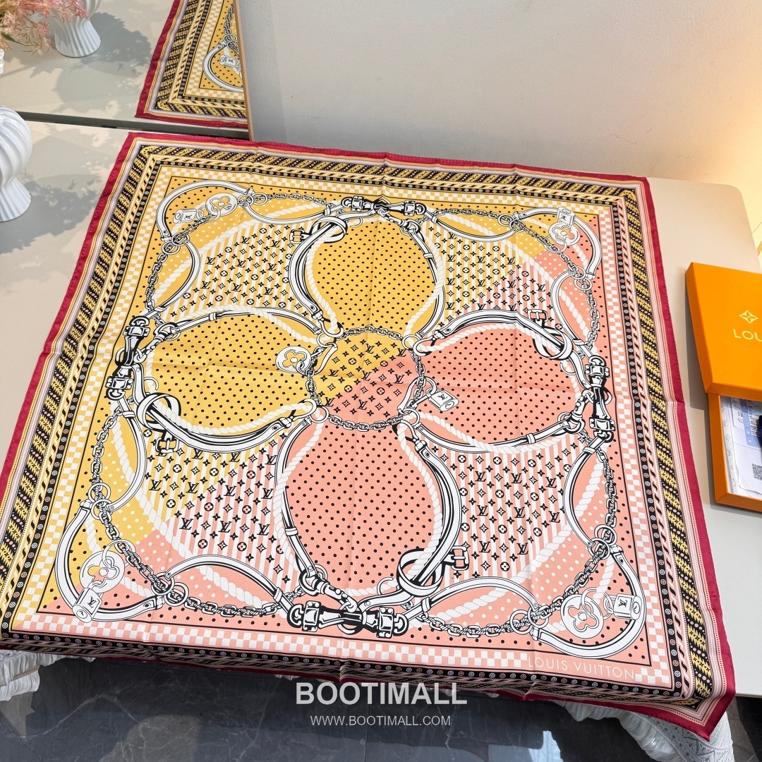 Louis Vuitton Chain Clover Monogram Silk Square Scarf 100% Silk Print Scarf 루이비통 체인 클로버 모노그램 실크 스퀘어 스카프 90cm 1