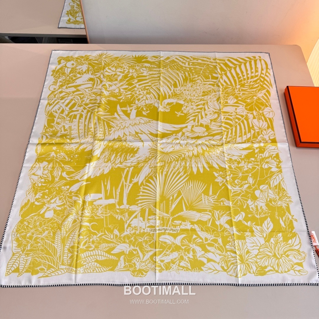 Hermès Flamingo Party Totem Silk Square Scarf Print Design 에르메스 플라밍고 파티 토템 실크 스퀘어 스카프 90cm 2