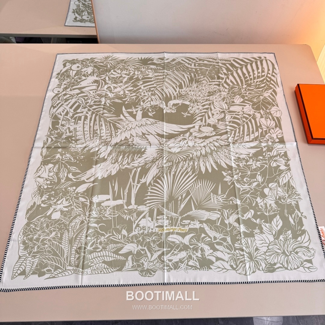 Hermès Flamingo Party Totem Silk Square Scarf Print Design 에르메스 플라밍고 파티 토템 실크 스퀘어 스카프 90cm 2