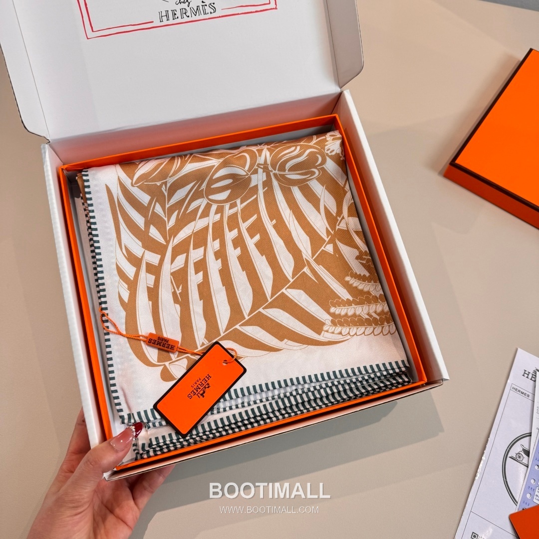 Hermès Flamingo Party Totem Silk Square Scarf Print Design 에르메스 플라밍고 파티 토템 실크 스퀘어 스카프 90cm 5