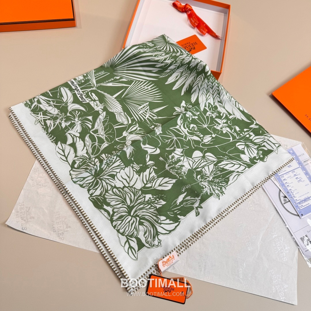 Hermès Flamingo Party Totem Silk Square Scarf Print Design 에르메스 플라밍고 파티 토템 실크 스퀘어 스카프 90cm 3