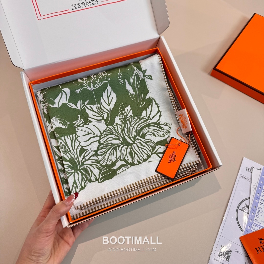 Hermès Flamingo Party Totem Silk Square Scarf Print Design 에르메스 플라밍고 파티 토템 실크 스퀘어 스카프 90cm 5