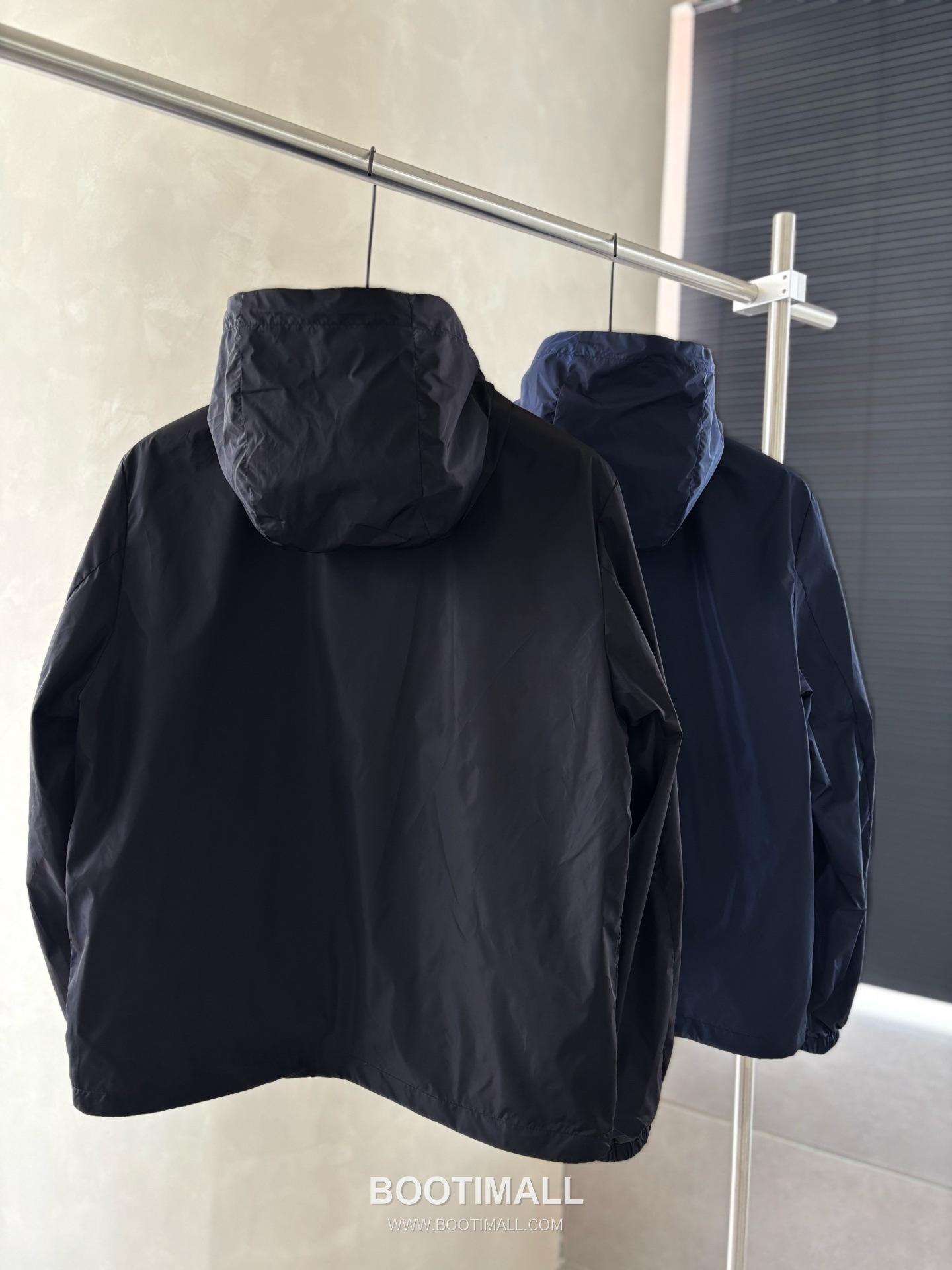 Prada Re-Nylon Hooded Zip Jacket with Minimal Logo Detail 프라다 리나일론 후드 집 재킷 미니멀 로고 디테일 2