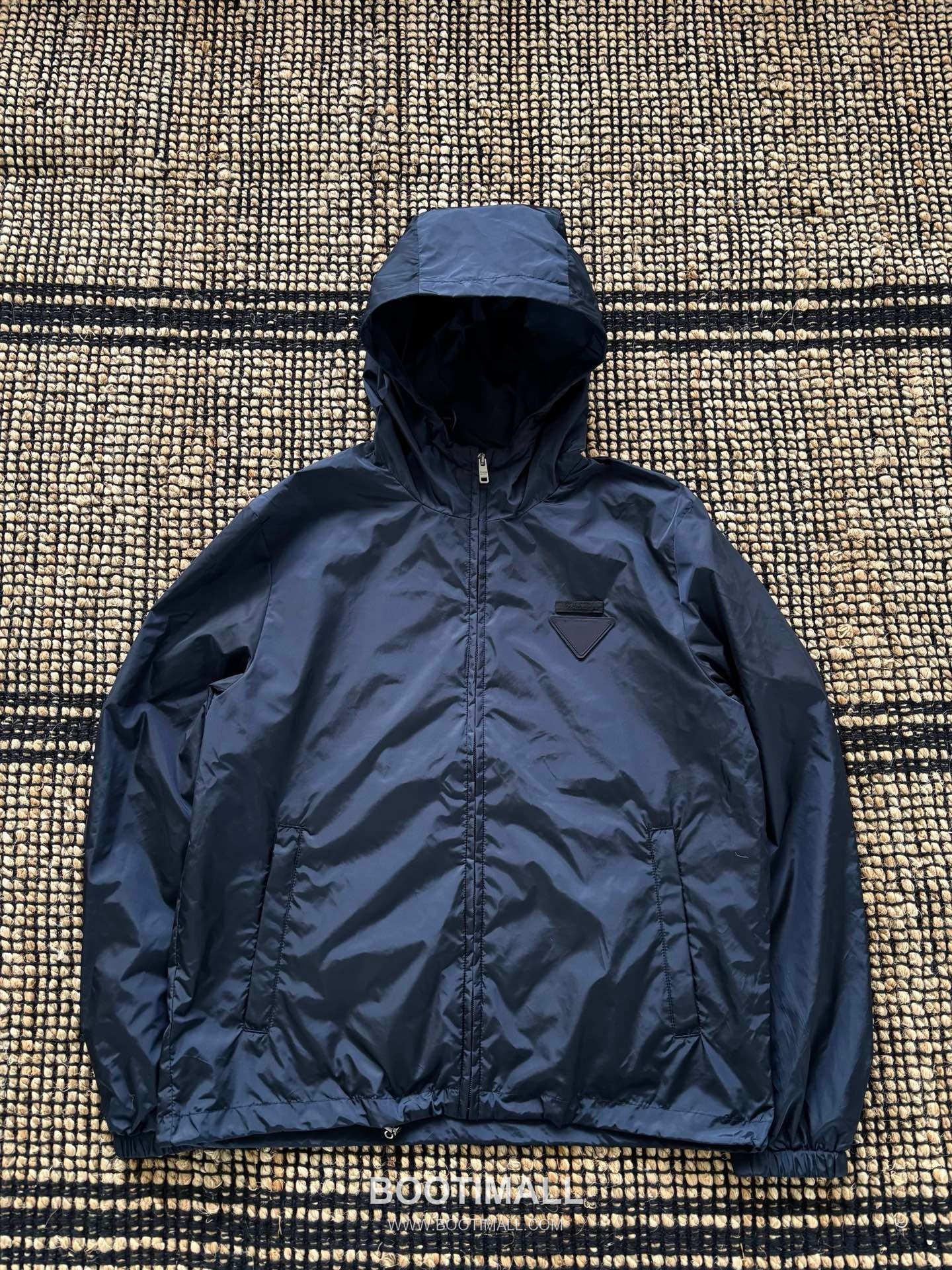 Prada Re-Nylon Hooded Zip Jacket with Minimal Logo Detail 프라다 리나일론 후드 집 재킷 미니멀 로고 디테일 5