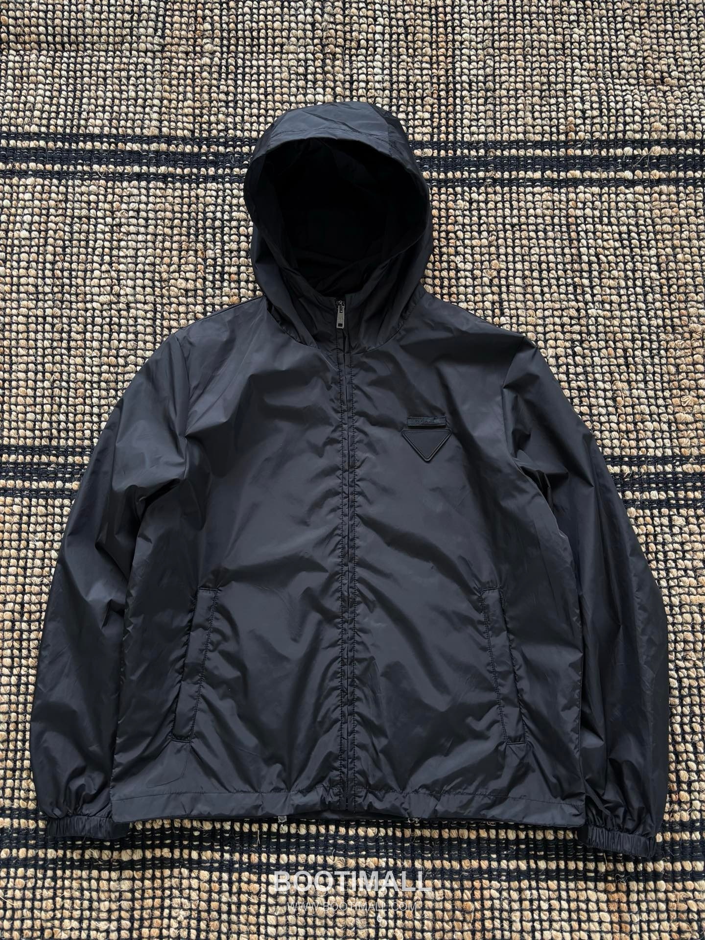 Prada Re-Nylon Hooded Zip Jacket with Minimal Logo Detail 프라다 리나일론 후드 집 재킷 미니멀 로고 디테일 6