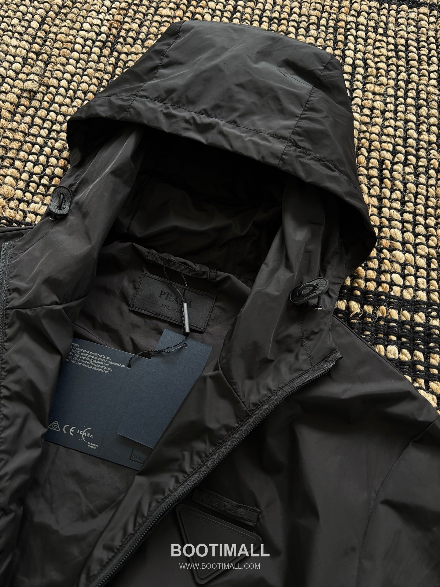 Prada Re-Nylon Hooded Zip Jacket with Minimal Logo Detail 프라다 리나일론 후드 집 재킷 미니멀 로고 디테일 7