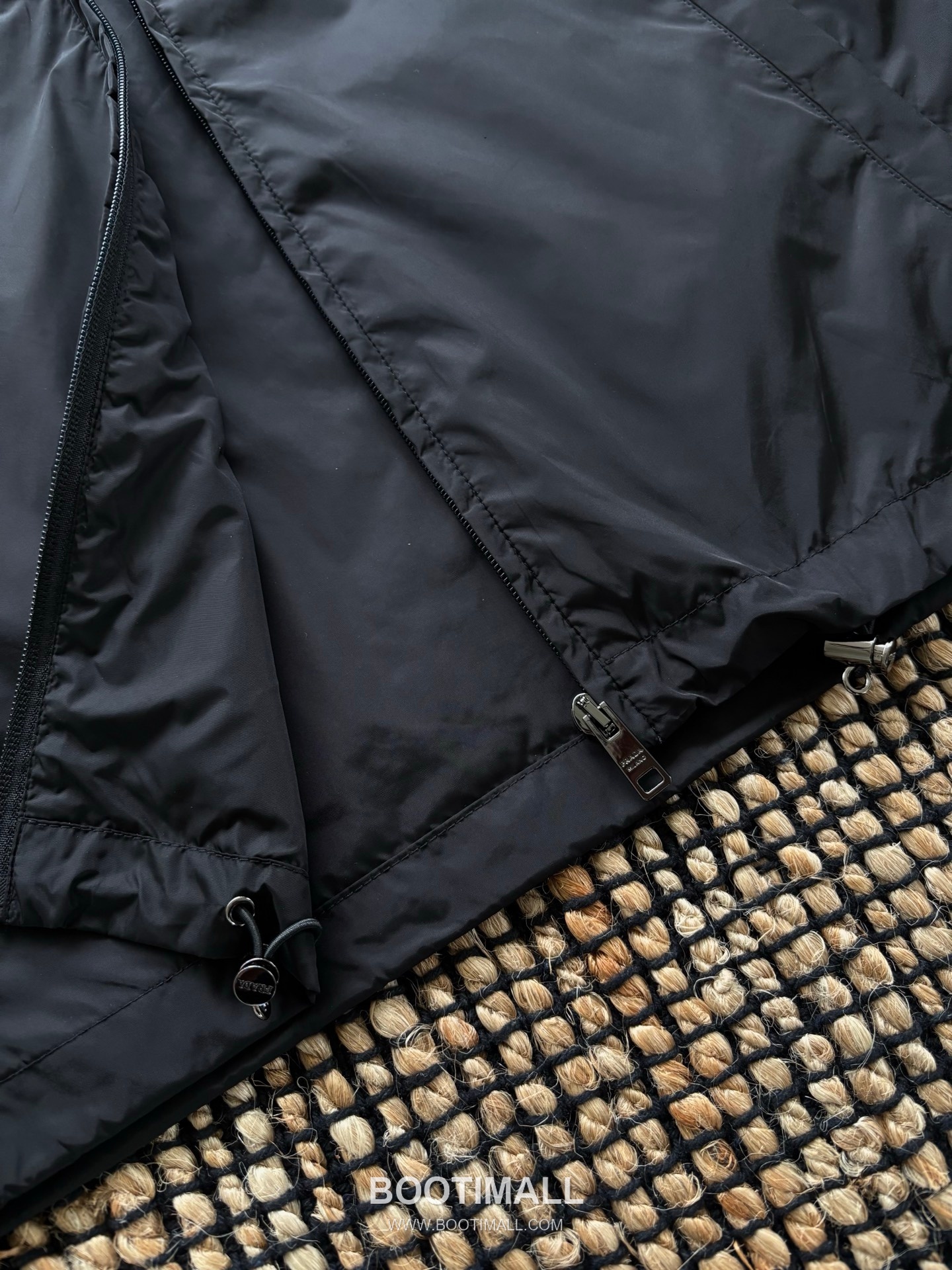 Prada Re-Nylon Hooded Zip Jacket with Minimal Logo Detail 프라다 리나일론 후드 집 재킷 미니멀 로고 디테일 8