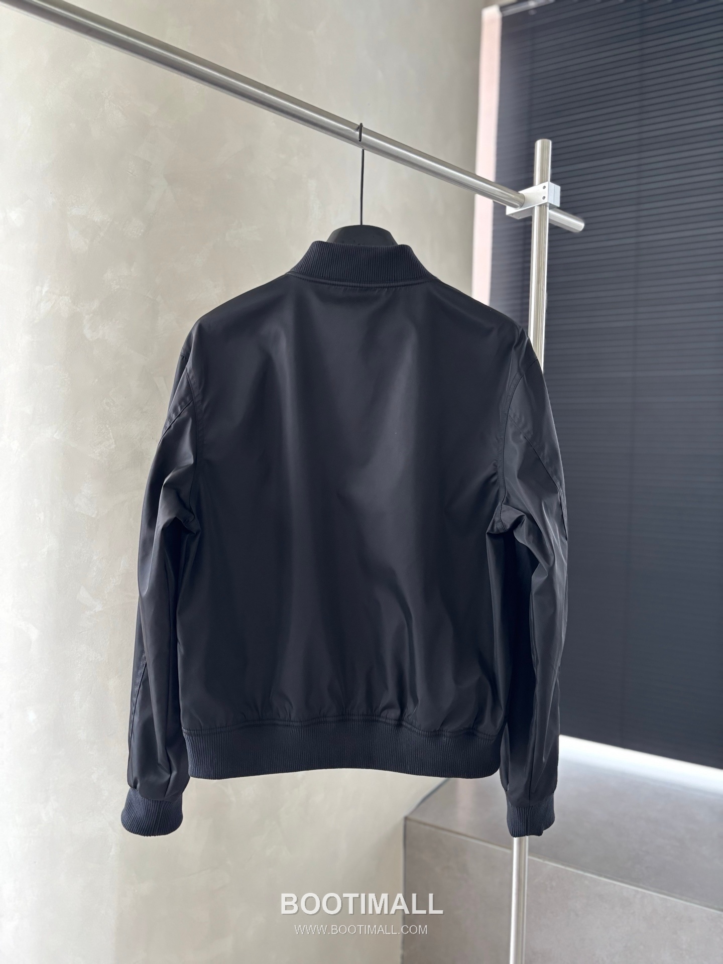 Prada SS25 Nylon Bomber Jacket with Drop Shoulder Design 프라다 SS25 나일론 봄버 재킷 드롭숄더 디자인 2