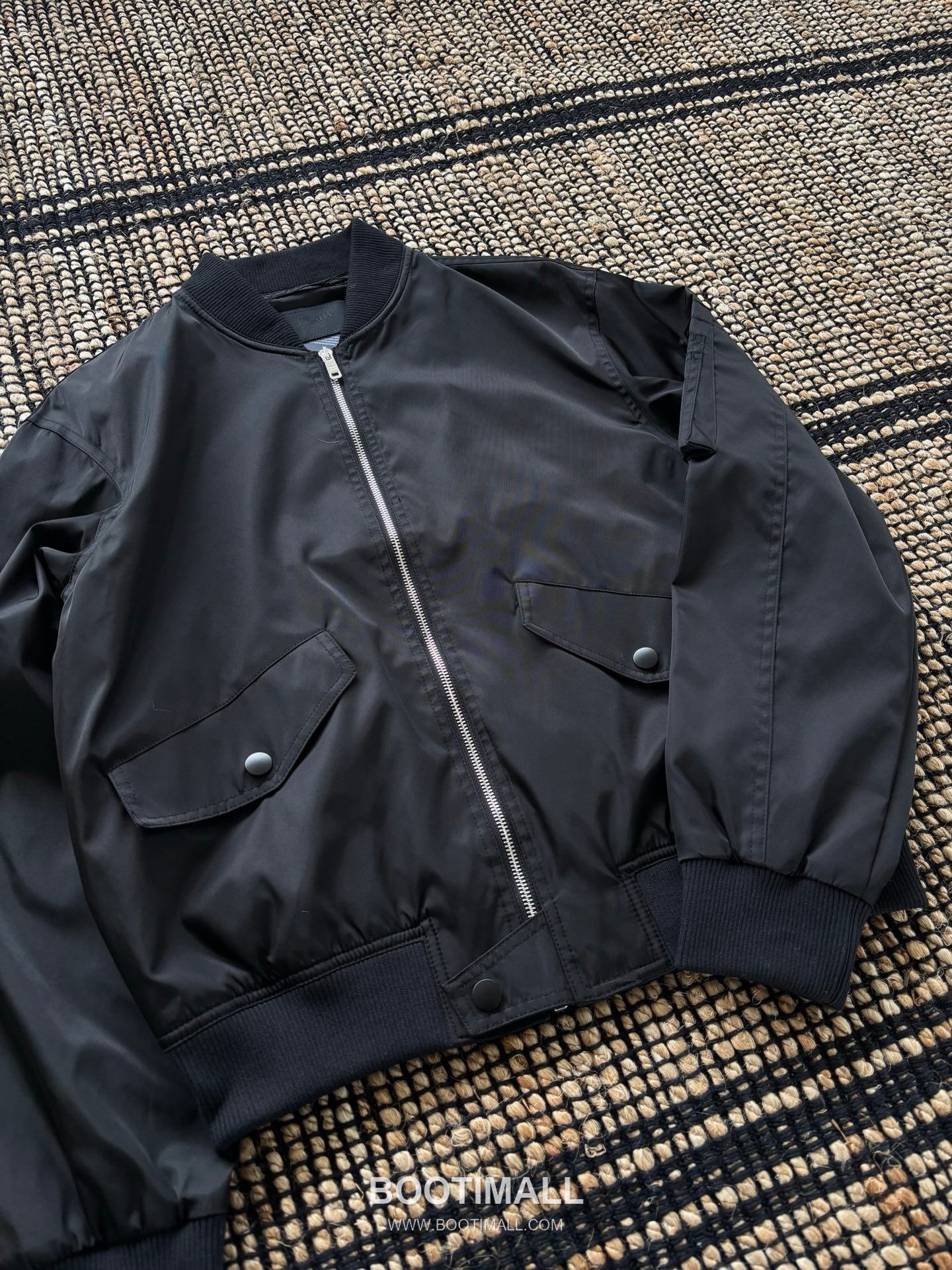 Prada SS25 Nylon Bomber Jacket with Drop Shoulder Design 프라다 SS25 나일론 봄버 재킷 드롭숄더 디자인 3