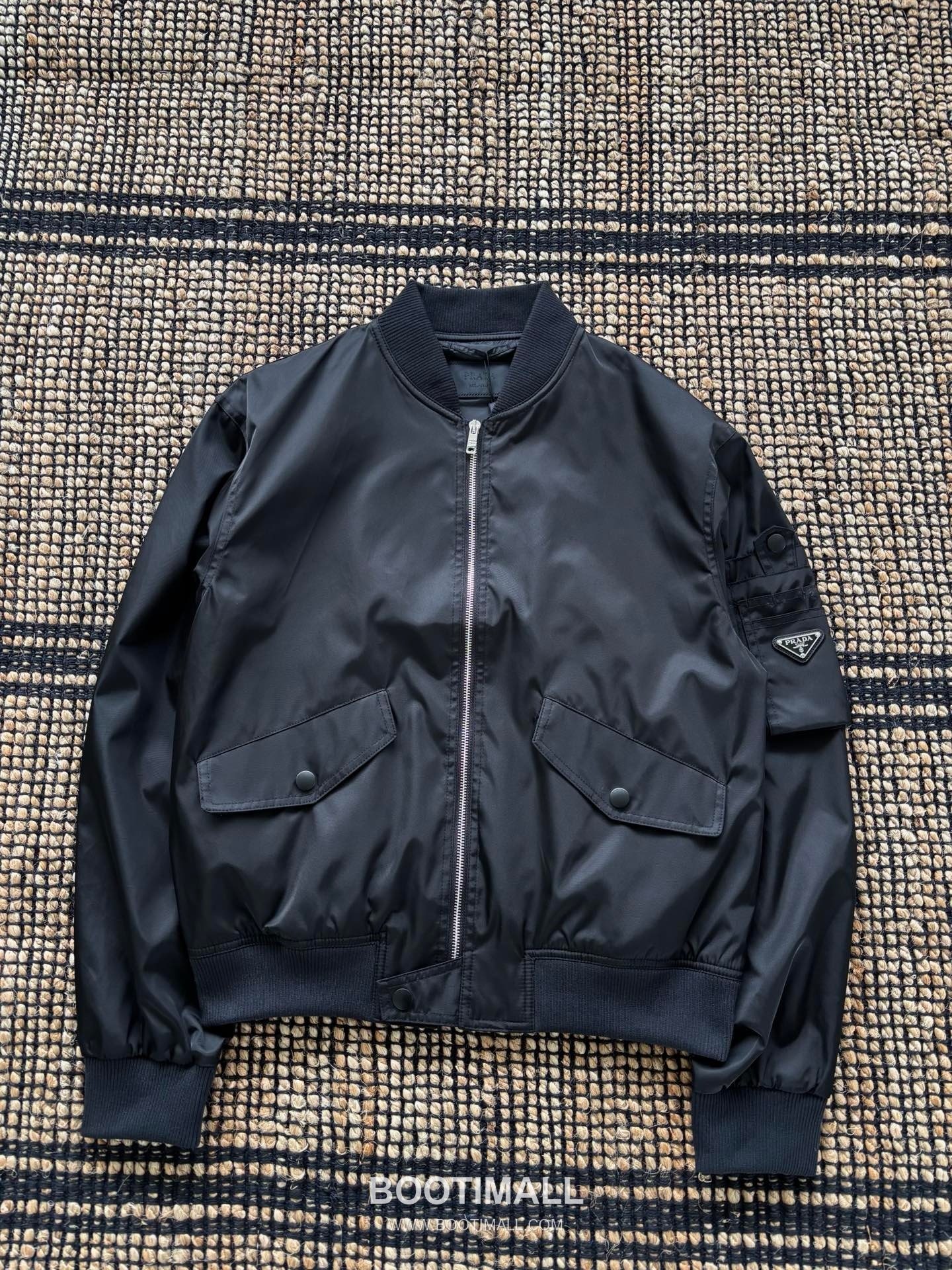 Prada SS25 Nylon Bomber Jacket with Drop Shoulder Design 프라다 SS25 나일론 봄버 재킷 드롭숄더 디자인 4