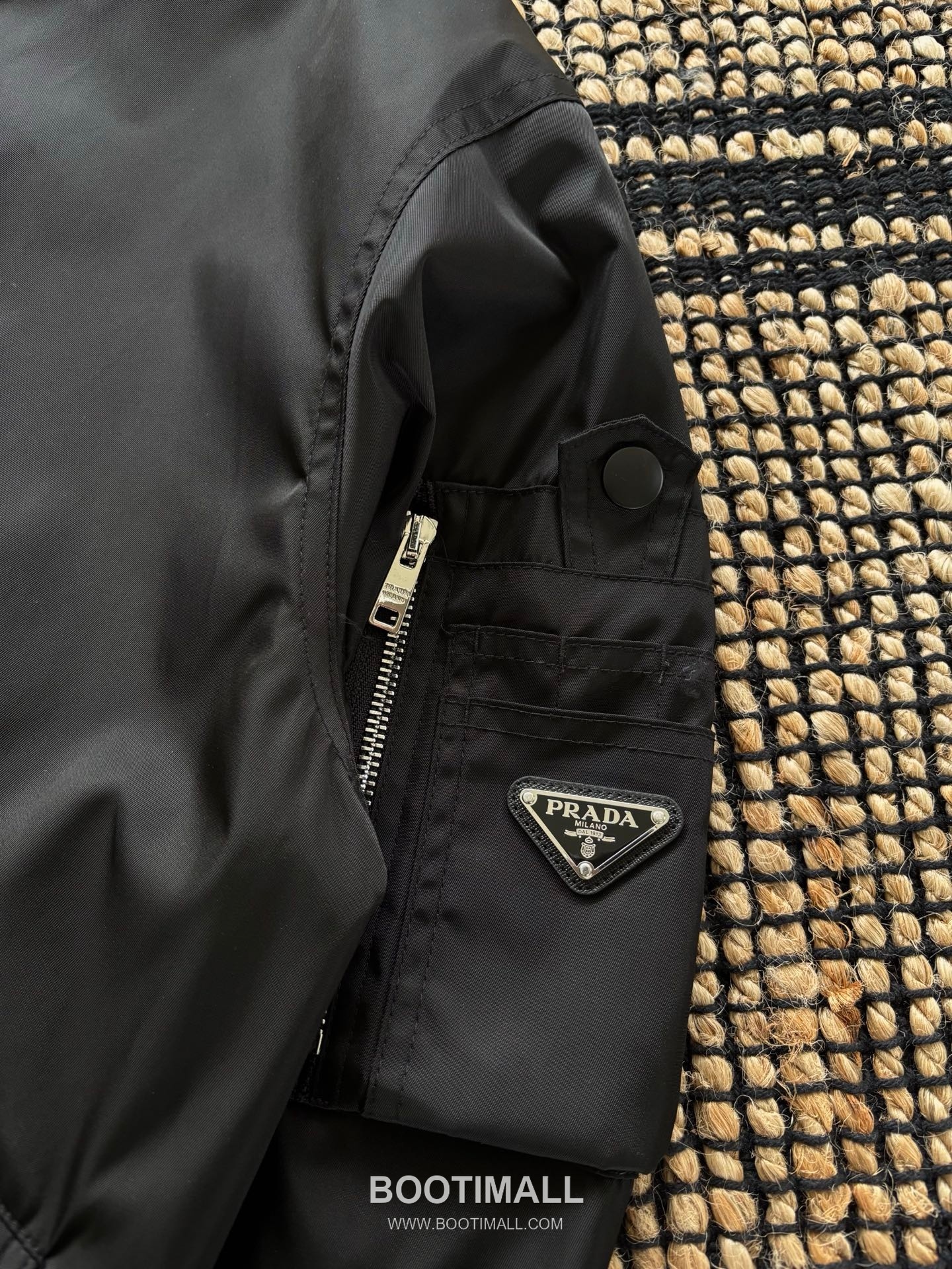 Prada SS25 Nylon Bomber Jacket with Drop Shoulder Design 프라다 SS25 나일론 봄버 재킷 드롭숄더 디자인 5