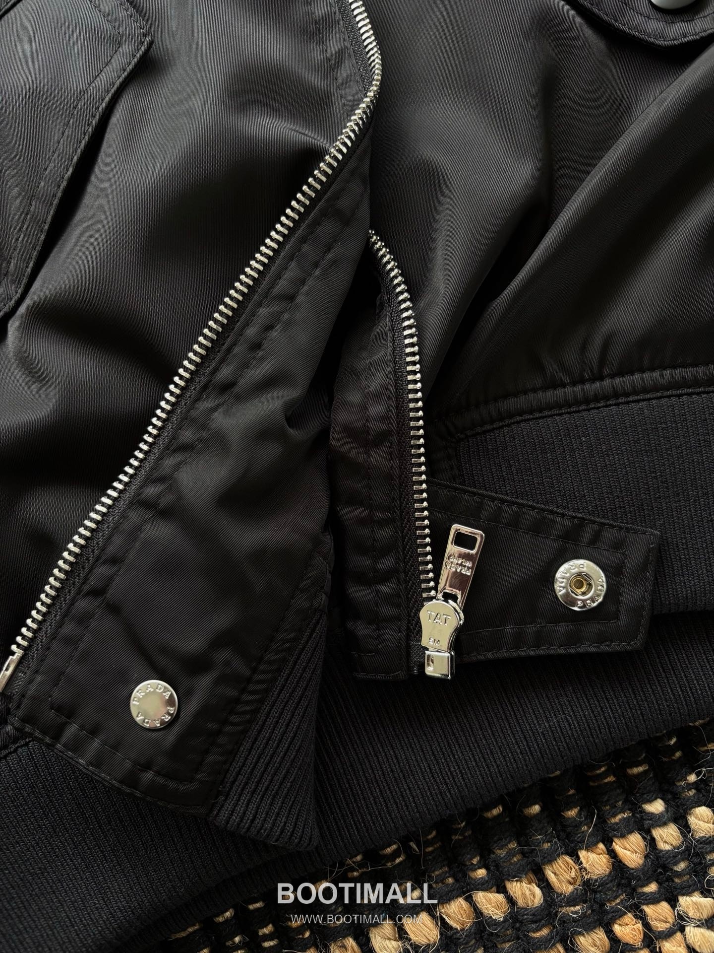 Prada SS25 Nylon Bomber Jacket with Drop Shoulder Design 프라다 SS25 나일론 봄버 재킷 드롭숄더 디자인 6