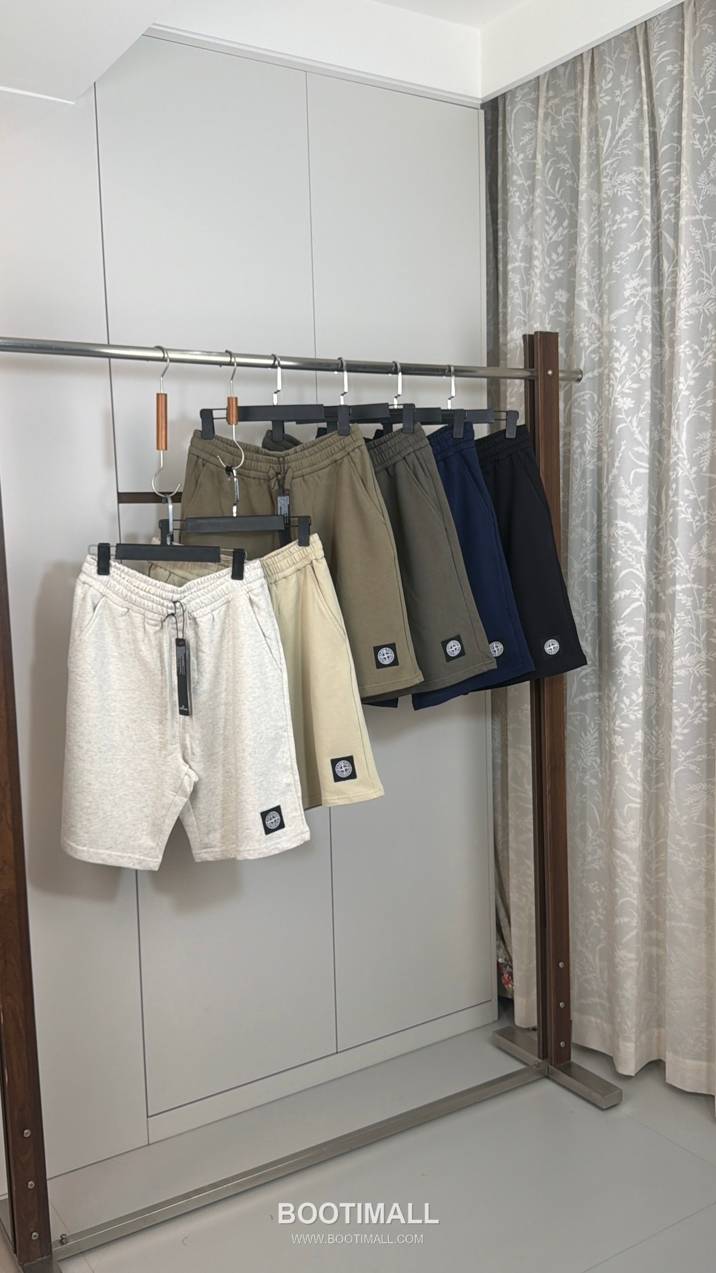 Stone Island Cotton Terry Sweat Shorts with Logo Patch 스톤아일랜드 코튼 테리 스웨트 쇼츠 로고 패치 L2526 2