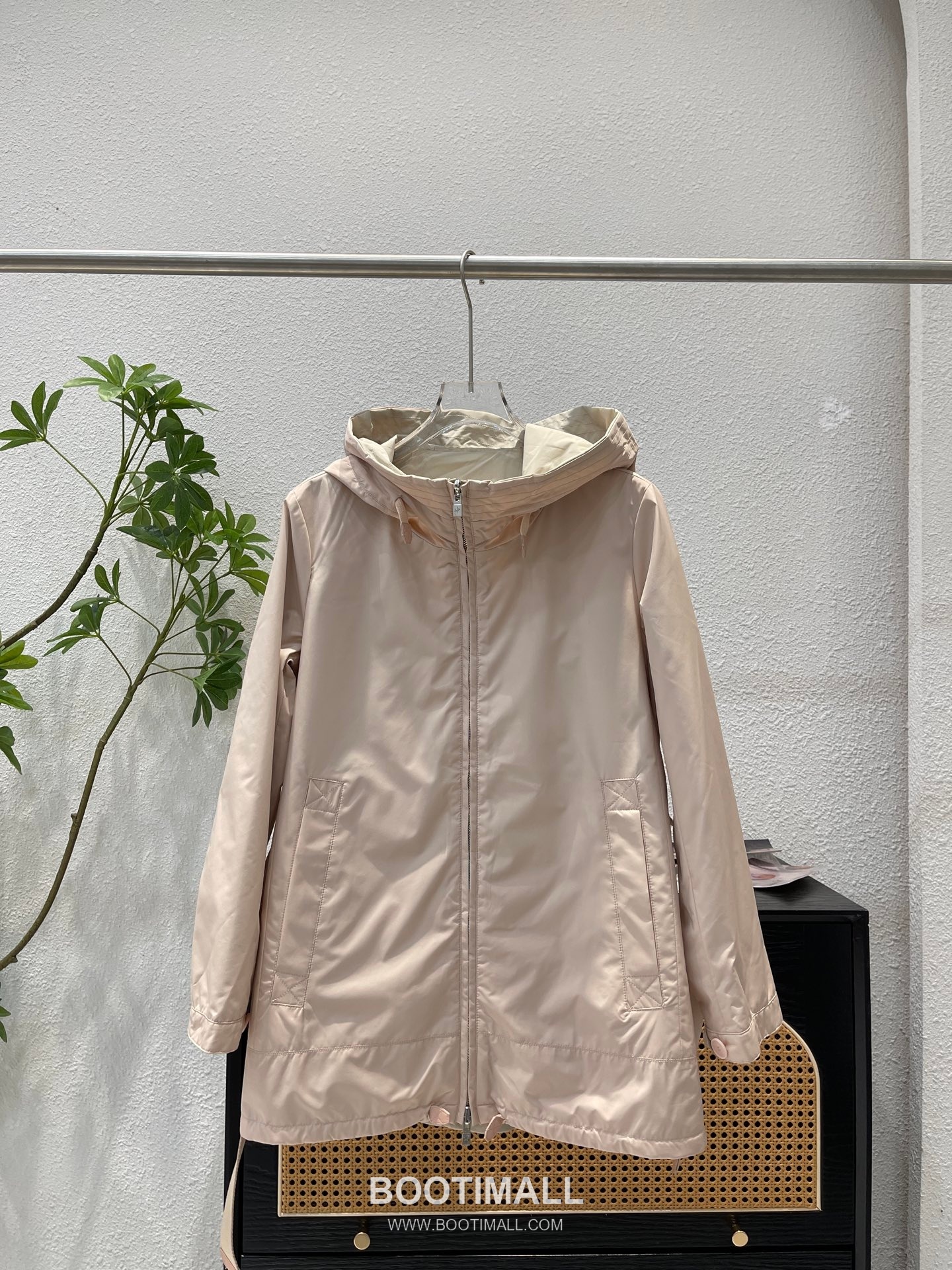 Loro Piana Double-Faced Polyester Reversible Trench Coat with Minimal Design 로로피아나 더블페이스 폴리에스터 리버서블 트렌치 코트 미니멀 디자인 2202 1