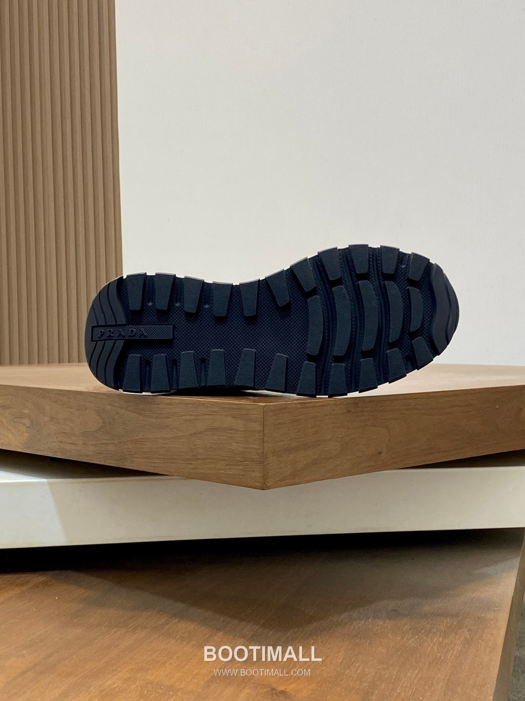 Prada Calfskin Leather Geometric Stitch Sneakers with Logo Lace Detail Rubber Sole 프라다 카프스킨 레더 지오메트릭 스티치 스니커즈 로고 레이스 디테일 러버솔 7F03041 2.5cm 9