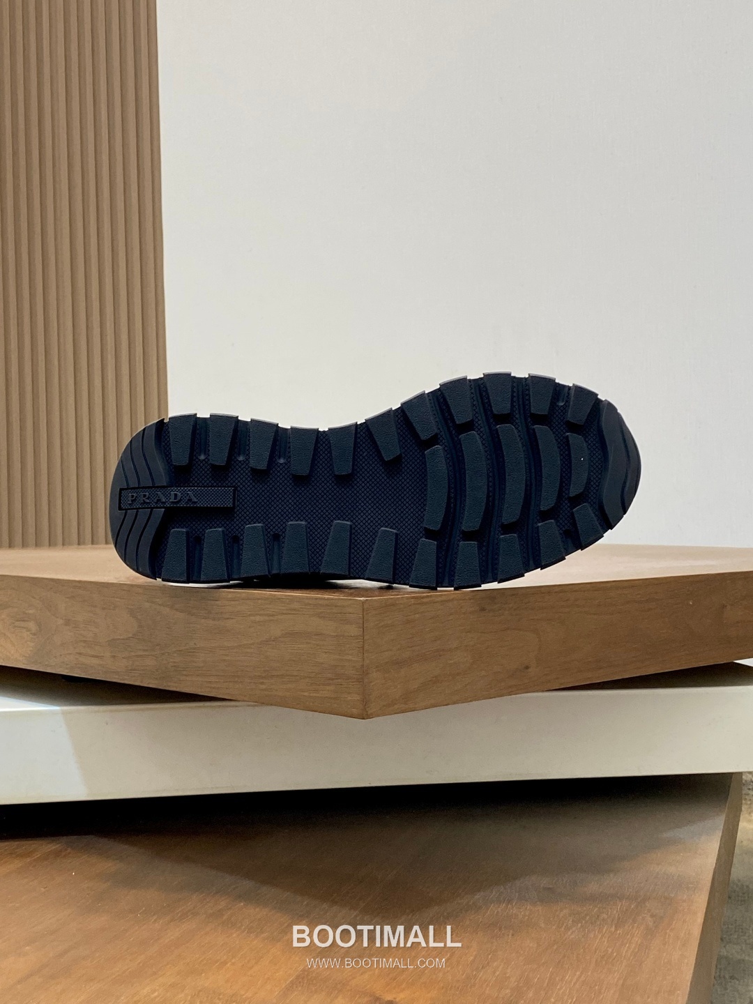 Prada Calfskin Leather Geometric Stitch Sneakers with Logo Lace Detail Rubber Sole 프라다 카프스킨 레더 지오메트릭 스티치 스니커즈 로고 레이스 디테일 러버솔 7F03041 2.5cm 9