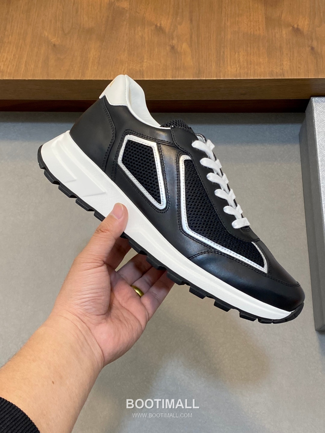 Prada Calfskin Leather Geometric Stitch Sneakers with Logo Tongue Lace Detail Rubber Sole 프라다 카프스킨 레더 지오메트릭 스티치 스니커즈 로고 텅 레이스 디테일 러버솔 7F03041 2.5cm 4