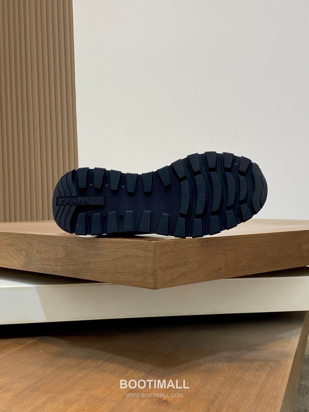 Prada Calfskin Leather Geometric Stitch Sneakers with Logo Tongue Lace Detail Rubber Sole 프라다 카프스킨 레더 지오메트릭 스티치 스니커즈 로고 텅 레이스 디테일 러버솔 7F03041 2.5cm 9