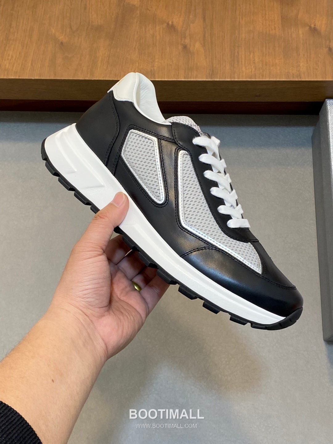 Prada Calfskin Leather Geometric Stitch Sneakers with Logo Tongue Lace Detail Rubber Sole 프라다 카프스킨 레더 지오메트릭 스티치 스니커즈 로고 텅 레이스 디테일 러버솔 7F03041 2.5cm 4