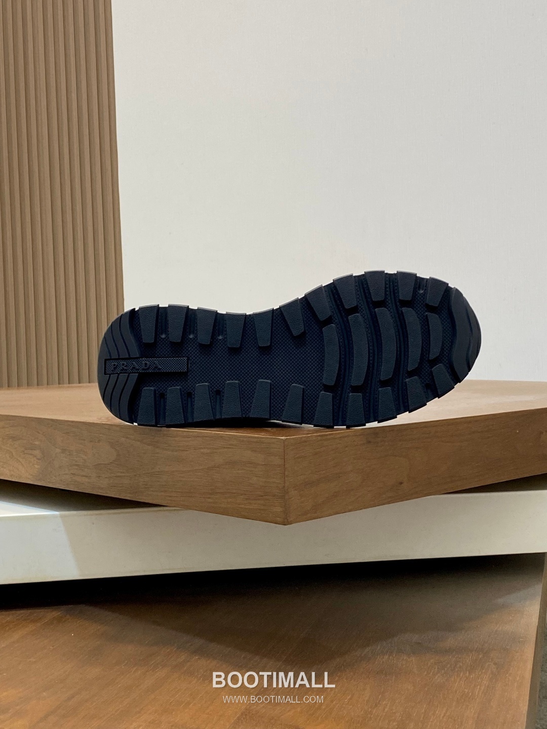 Prada Calfskin Leather Geometric Stitch Sneakers with Logo Tongue Lace Detail Rubber Sole 프라다 카프스킨 레더 지오메트릭 스티치 스니커즈 로고 텅 레이스 디테일 러버솔 7F03041 2.5cm 9