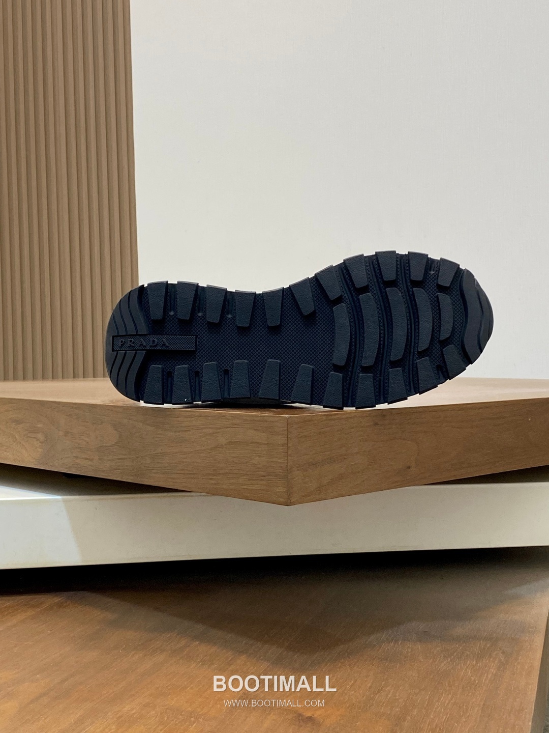 Prada Calfskin Leather Geometric Stitch Sneakers with Logo Tongue Lace Detail Rubber Sole 프라다 카프스킨 레더 지오메트릭 스티치 스니커즈 로고 텅 레이스 디테일 러버솔 7F03041 2.5cm 9