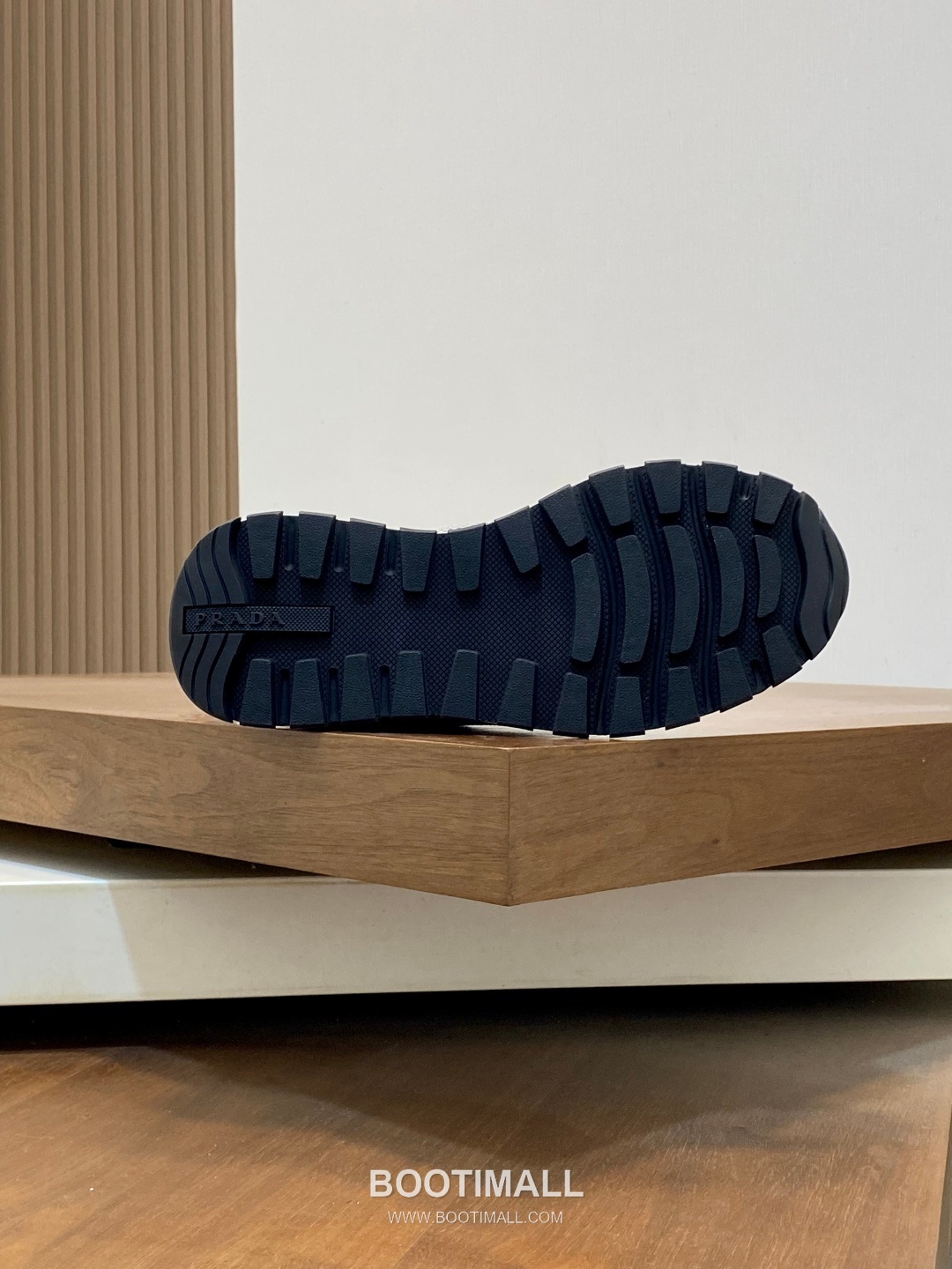 Prada Calfskin Leather Geometric Stitch Sneakers with Prada Milano Logo Lace Detail Rubber Sole 프라다 카프스킨 레더 지오메트릭 스티치 스니커즈 프라다 밀라노 로고 레이스 디테일 러버솔 7F03041 2.5cm 9