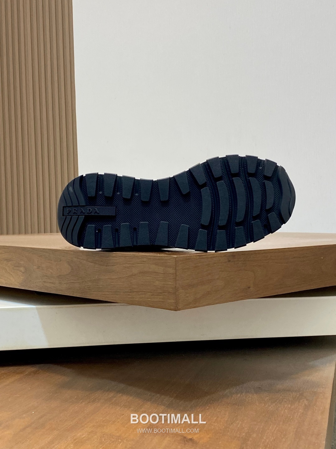 Prada Calfskin Leather Geometric Stitch Sneakers with Prada Milano Logo Lace Detail Rubber Sole 프라다 카프스킨 레더 지오메트릭 스티치 스니커즈 프라다 밀라노 로고 레이스 디테일 러버솔 7F03041 2.5cm 9