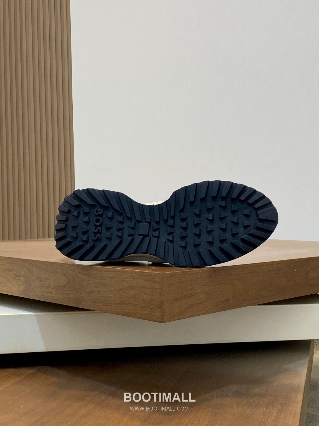 BOSS Suede Calfskin Leather Low Sneakers with Logo Lace Detail EVA Rubber Sole 보스 스웨이드 카프스킨 레더 로우 스니커즈 로고 레이스 디테일 EVA 러버솔 7F03046 3cm 9