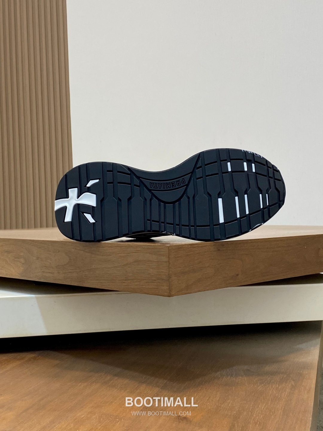 Premiata Suede Calfskin Waterproof Fabric Low Sneakers with Logo Stitch Detail Rubber Sole 프리미아타 스웨이드 카프스킨 방수 패브릭 로우 스니커즈 로고 스티치 디테일 러버솔 7F03038 3cm 9