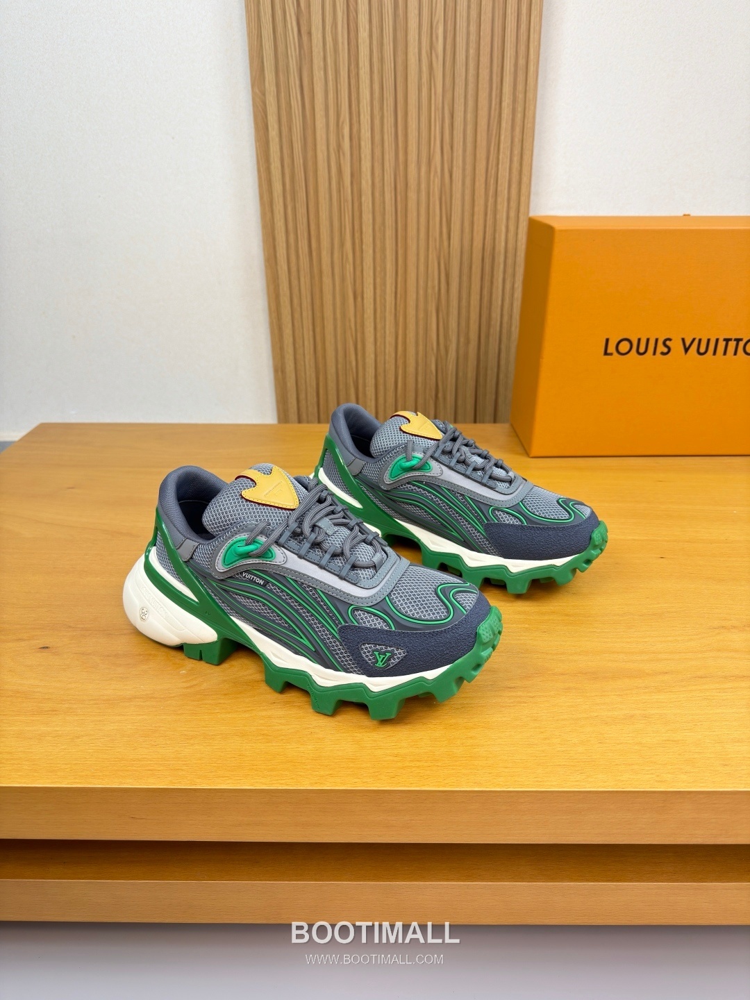 Louis Vuitton Nappa Calfskin Canvas Low Sneakers with Logo Injection Module Detail TPU Rubber Sole 루이비통 나파 카프스킨 캔버스 로우 스니커즈 로고 인젝션 모듈 디테일 TPU 러버솔 7F03048 3cm 1