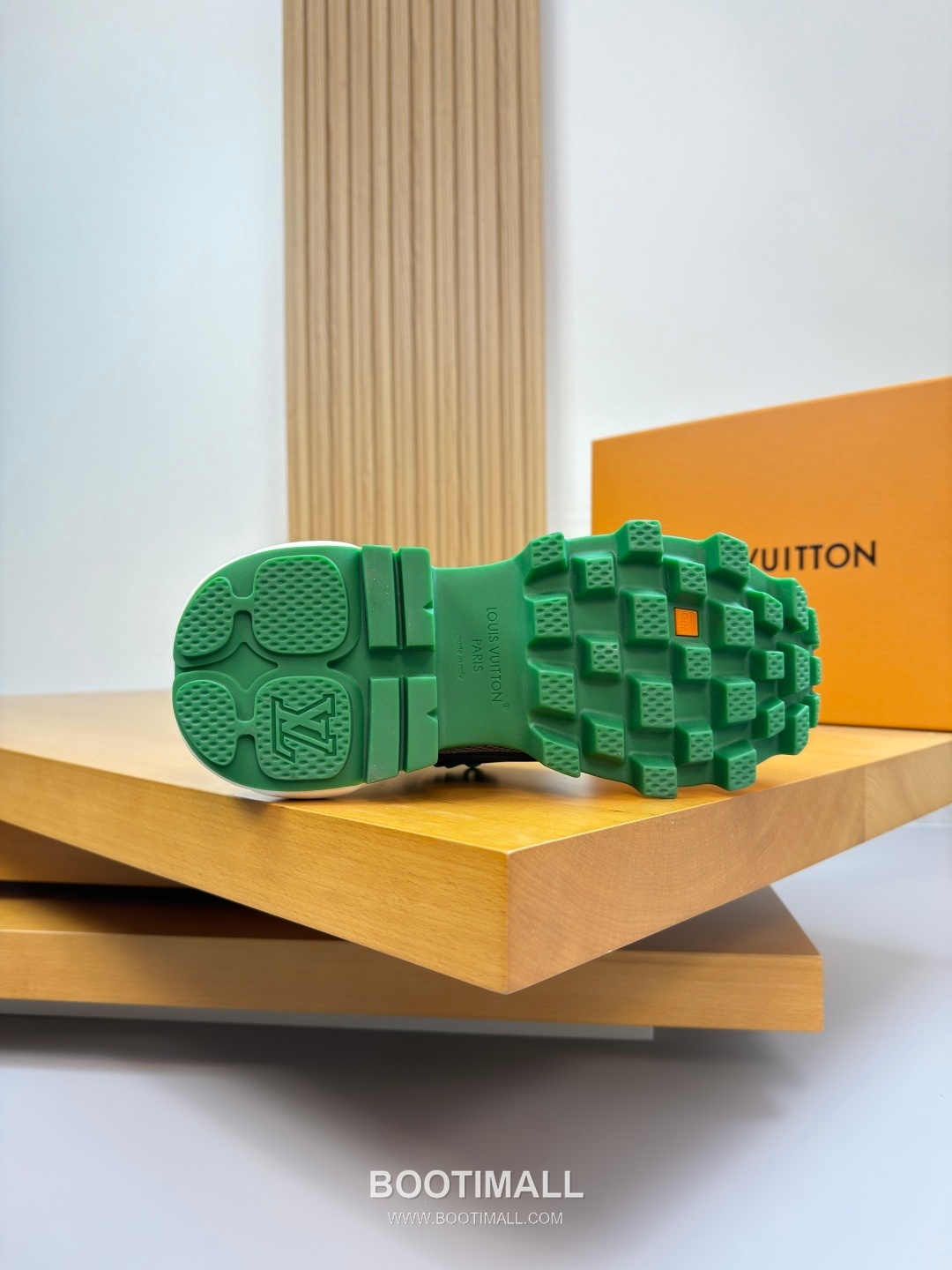 Louis Vuitton Nappa Calfskin Canvas Low Sneakers with Logo Injection Module Detail TPU Rubber Sole 루이비통 나파 카프스킨 캔버스 로우 스니커즈 로고 인젝션 모듈 디테일 TPU 러버솔 7F03048 3cm 9