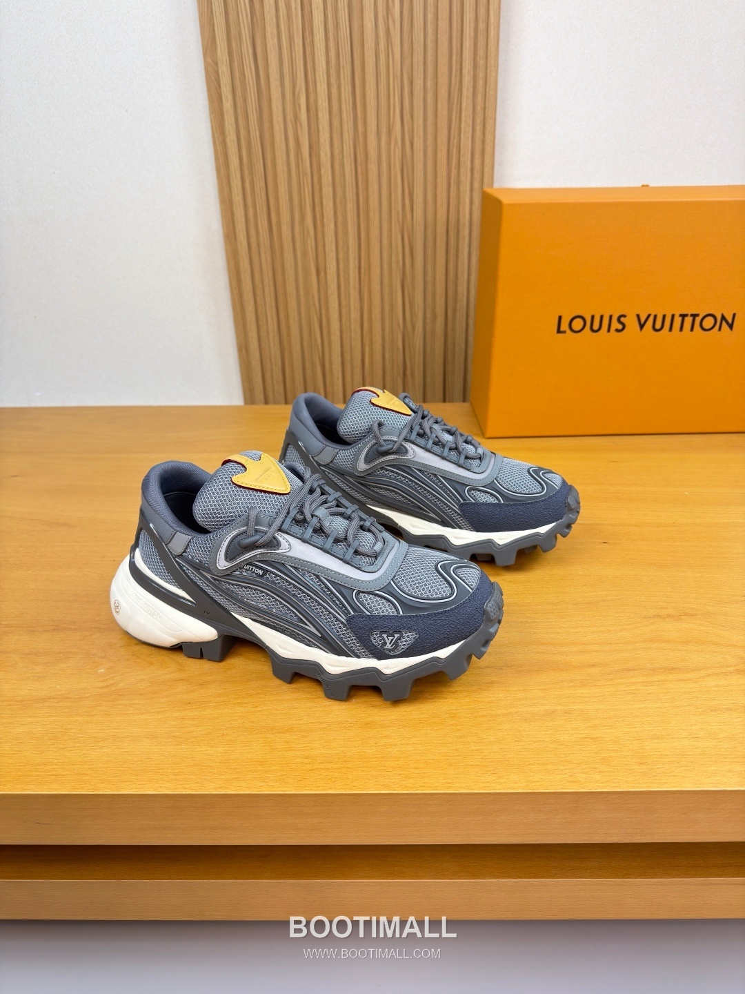 Louis Vuitton Nappa Calfskin Canvas Low Sneakers with Logo Injection Module Detail TPU Rubber Sole 루이비통 나파 카프스킨 캔버스 로우 스니커즈 로고 인젝션 모듈 디테일 TPU 러버솔 7F03048 3cm 1