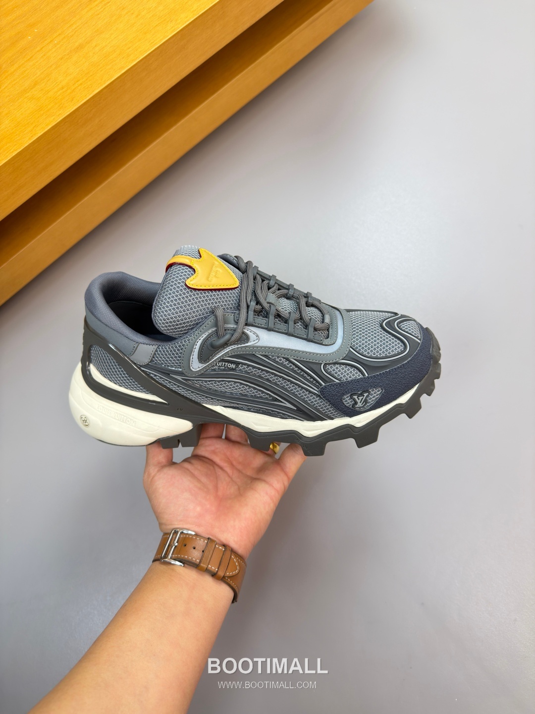 Louis Vuitton Nappa Calfskin Canvas Low Sneakers with Logo Injection Module Detail TPU Rubber Sole 루이비통 나파 카프스킨 캔버스 로우 스니커즈 로고 인젝션 모듈 디테일 TPU 러버솔 7F03048 3cm 4