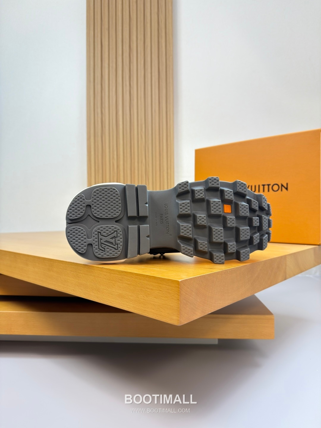 Louis Vuitton Nappa Calfskin Canvas Low Sneakers with Logo Injection Module Detail TPU Rubber Sole 루이비통 나파 카프스킨 캔버스 로우 스니커즈 로고 인젝션 모듈 디테일 TPU 러버솔 7F03048 3cm 9