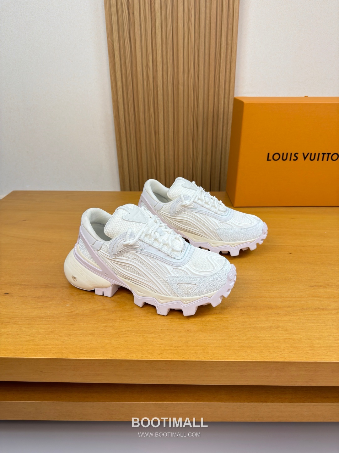 Louis Vuitton Nappa Calfskin Canvas Low Sneakers with Logo Injection Module Detail TPU Rubber Sole 루이비통 나파 카프스킨 캔버스 로우 스니커즈 로고 인젝션 모듈 디테일 TPU 러버솔 7F03048 3cm 1