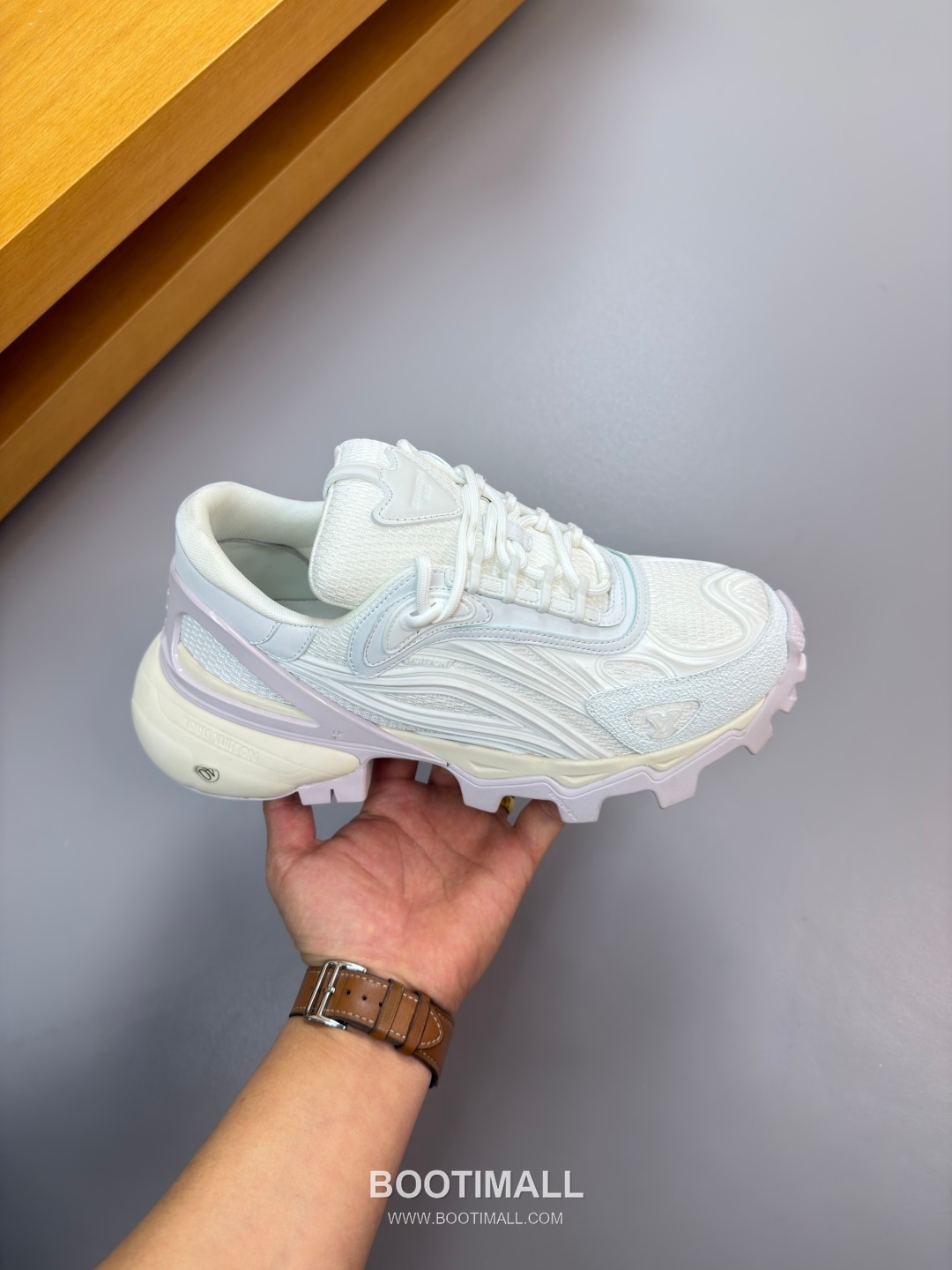 Louis Vuitton Nappa Calfskin Canvas Low Sneakers with Logo Injection Module Detail TPU Rubber Sole 루이비통 나파 카프스킨 캔버스 로우 스니커즈 로고 인젝션 모듈 디테일 TPU 러버솔 7F03048 3cm 4