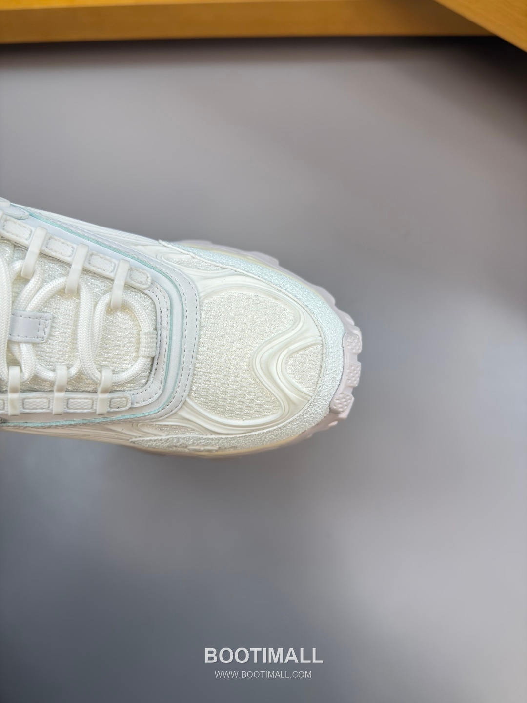 Louis Vuitton Nappa Calfskin Canvas Low Sneakers with Logo Injection Module Detail TPU Rubber Sole 루이비통 나파 카프스킨 캔버스 로우 스니커즈 로고 인젝션 모듈 디테일 TPU 러버솔 7F03048 3cm 6