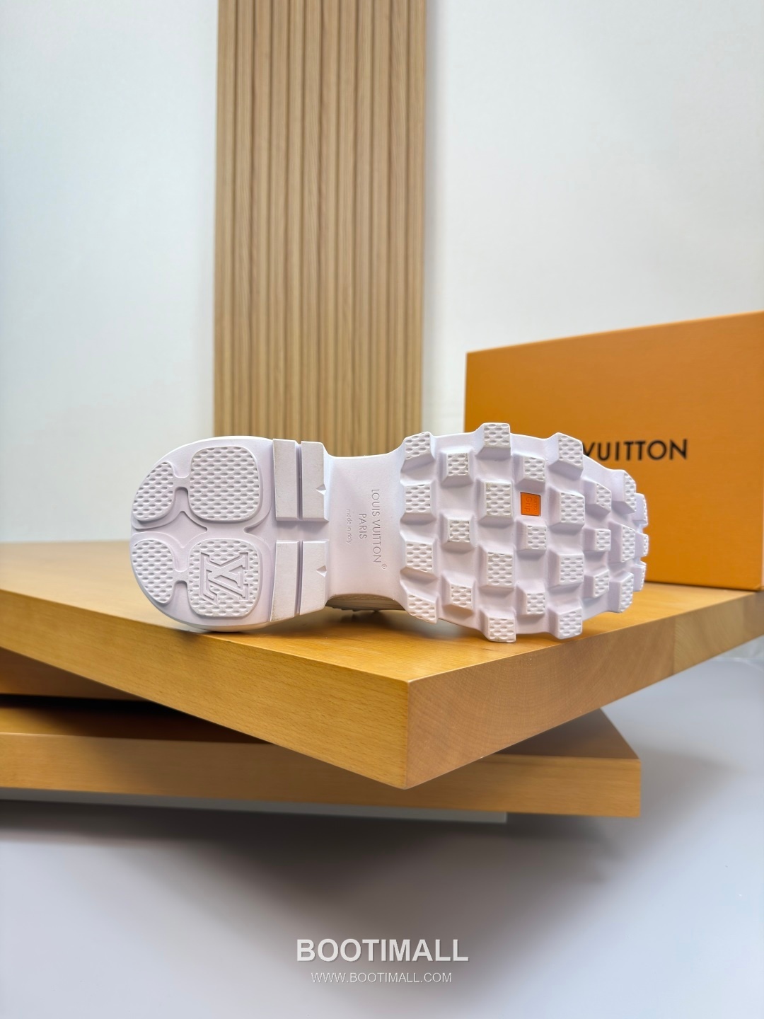 Louis Vuitton Nappa Calfskin Canvas Low Sneakers with Logo Injection Module Detail TPU Rubber Sole 루이비통 나파 카프스킨 캔버스 로우 스니커즈 로고 인젝션 모듈 디테일 TPU 러버솔 7F03048 3cm 9