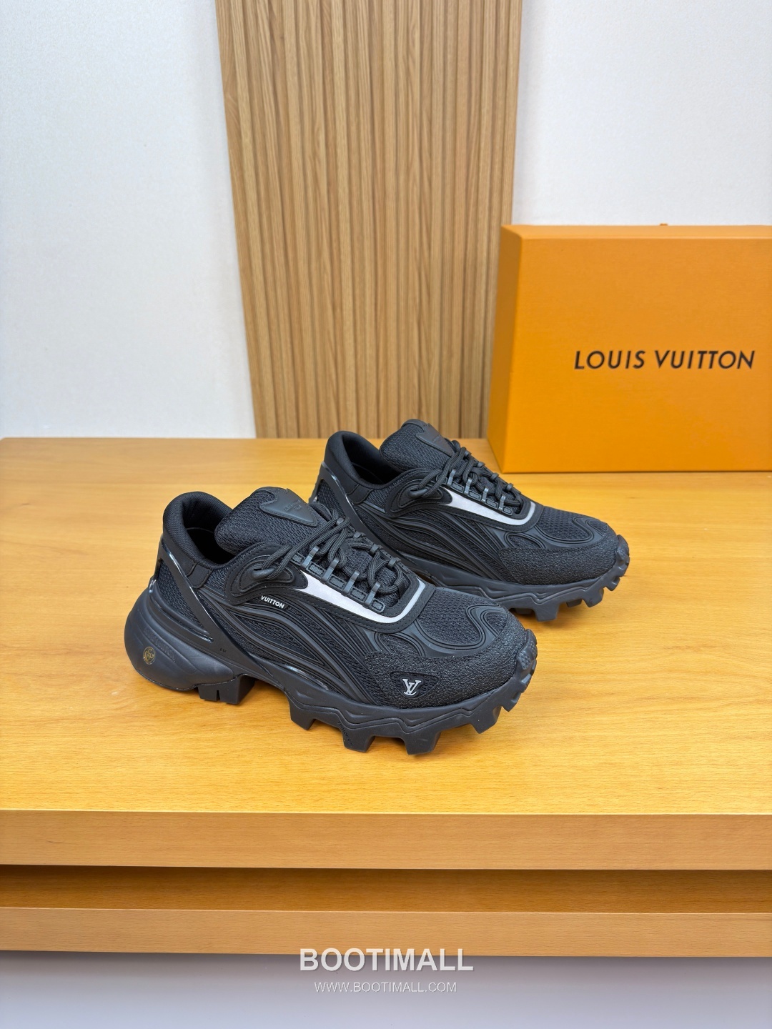 Louis Vuitton Nappa Calfskin Canvas Low Sneakers with Logo Injection Module Detail TPU Rubber Sole 루이비통 나파 카프스킨 캔버스 로우 스니커즈 로고 인젝션 모듈 디테일 TPU 러버솔 7F03048 3cm 1