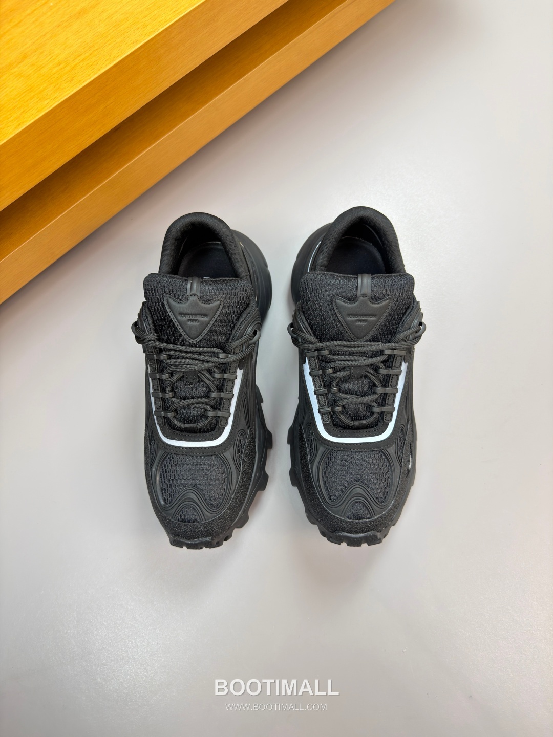 Louis Vuitton Nappa Calfskin Canvas Low Sneakers with Logo Injection Module Detail TPU Rubber Sole 루이비통 나파 카프스킨 캔버스 로우 스니커즈 로고 인젝션 모듈 디테일 TPU 러버솔 7F03048 3cm 2