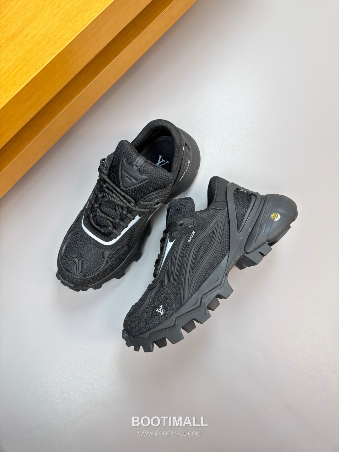 Louis Vuitton Nappa Calfskin Canvas Low Sneakers with Logo Injection Module Detail TPU Rubber Sole 루이비통 나파 카프스킨 캔버스 로우 스니커즈 로고 인젝션 모듈 디테일 TPU 러버솔 7F03048 3cm 3