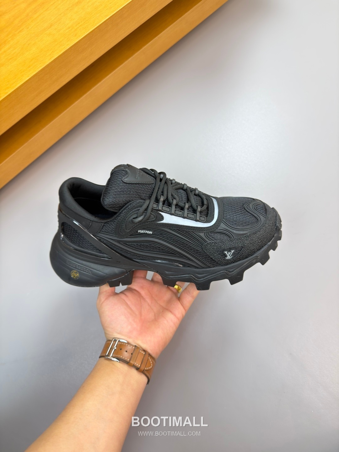 Louis Vuitton Nappa Calfskin Canvas Low Sneakers with Logo Injection Module Detail TPU Rubber Sole 루이비통 나파 카프스킨 캔버스 로우 스니커즈 로고 인젝션 모듈 디테일 TPU 러버솔 7F03048 3cm 4