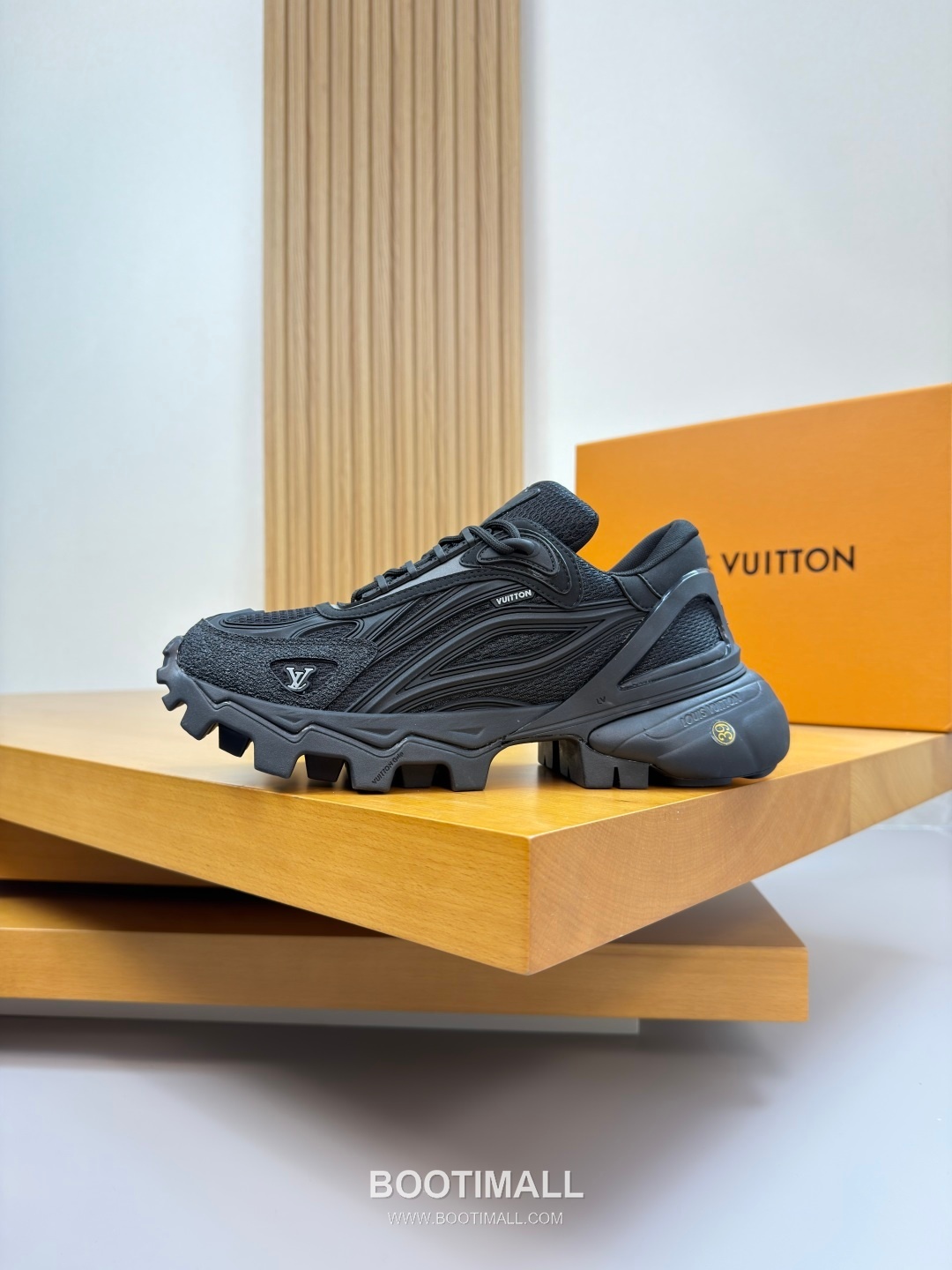 Louis Vuitton Nappa Calfskin Canvas Low Sneakers with Logo Injection Module Detail TPU Rubber Sole 루이비통 나파 카프스킨 캔버스 로우 스니커즈 로고 인젝션 모듈 디테일 TPU 러버솔 7F03048 3cm 5